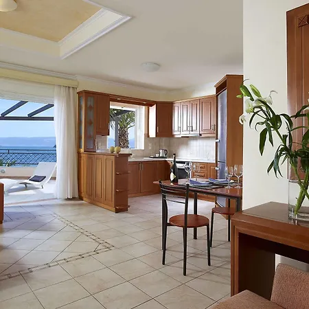 Avantis Hotel 4*